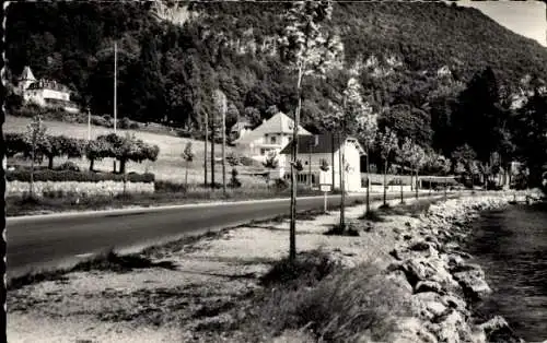 Lac, Le Petit Port, A gauche le Chateau La Tour (Maison d'Eugene Süe)