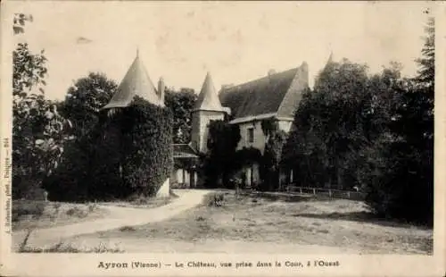 Ak Ayron Vienne, Le Chateau vue prise dans la Cour, a l'Ouest