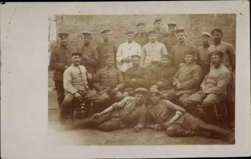 Foto Ak Deutsche Soldaten in Uniformen, Gruppenaufnahme, I WK