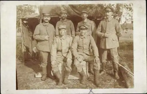 Foto Ak Deutsche Soldaten in Uniformen, Gruppenaufnahme