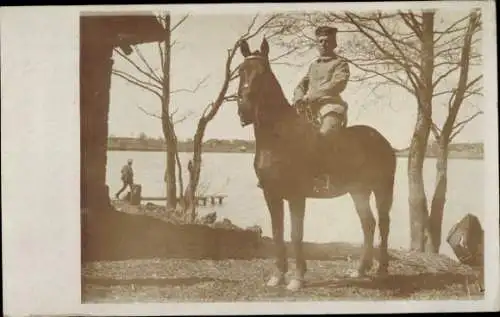 Foto Ak Deutscher Soldat in Uniform auf einem Pferd