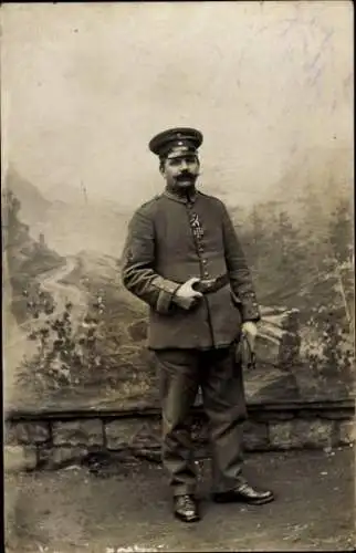 Foto Ak Deutscher Soldat in Uniform mit Eisernem Kreuz, Standportrait