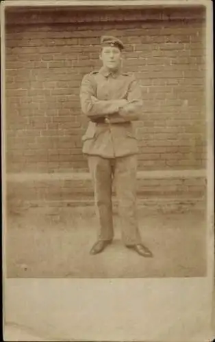 Foto Ak Deutscher Soldat in Uniform, Standportrait