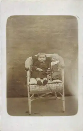 Foto Ak Mädchen und Puppe, Portrait, Stuhl