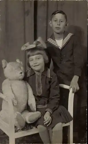 Foto Ak Mädchen und Junge, Kinder, Teddy, Portrait