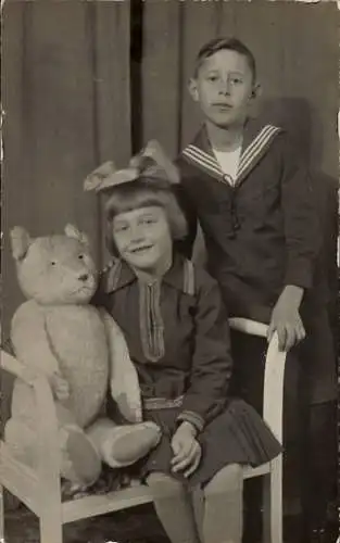 Foto Ak Mädchen und Junge, Kinder, Teddy, Portrait