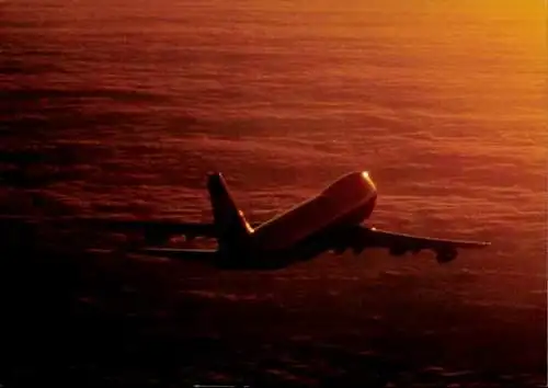 Ak Lufthansa Boeing 747, Passagierflugzeug, über den Wolken, Abendstimmung