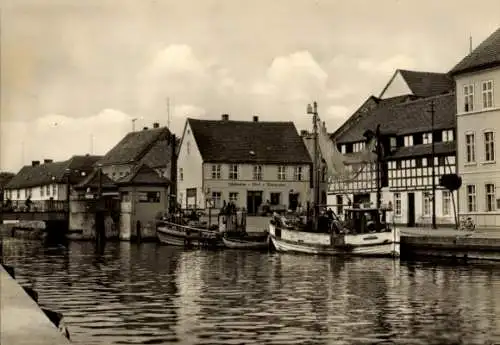 Ak Ueckermünde in Vorpommern, Hafen, Lebensmittelgeschäft, Brücke, Boote