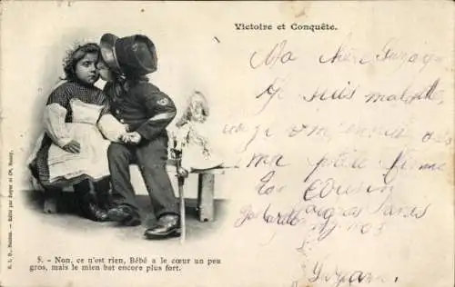 Ak Kinder als Erwachsene, Puppe, Postbote küsst Mädchen