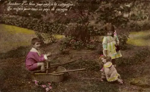 Ak Junge und Mädchen mit einer Puppe im Garten
