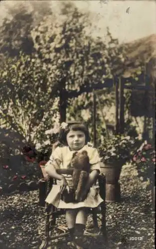 Ak Mädchen mit Teddy auf einem Stuhl im Garten