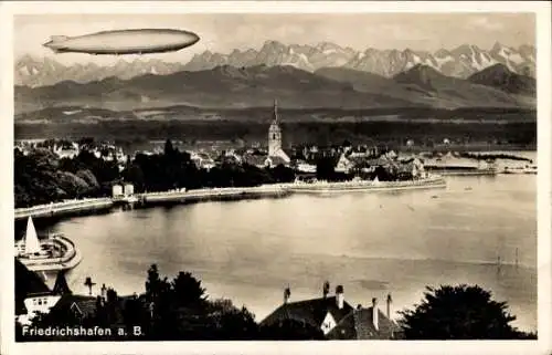 Ak Friedrichshafen am Bodensee, Zeppelin Luftschiff über der Stadt, Alpenpanorama