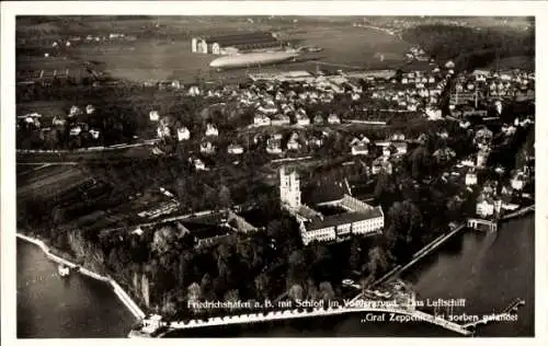 Ak Friedrichshafen am Bodensee, Fliegeraufnahme, Schloss, Luftschiff Graf Zeppelin, LZ 127