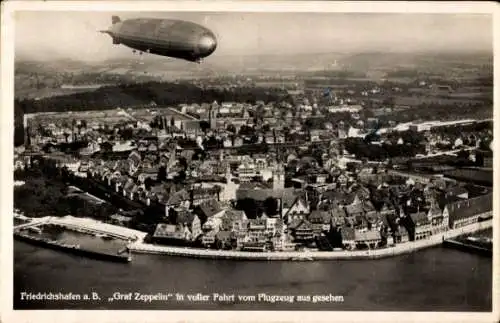 Ak Friedrichshafen am Bodensee, Luftschiff Graf Zeppelin über der Stadt, Fliegeraufnahme