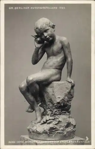 Ak Gr. Berliner Kunstausstellung 1905, Plastik von Gerda Carre, Lauschender Knabe, Brunnenfigur