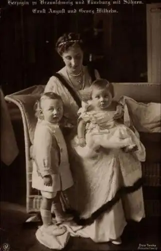 Ak Victoria Luise, Herzogin zu Braunschweig und Lüneburg, Prinzen Ernst August und Georg Wilhelm