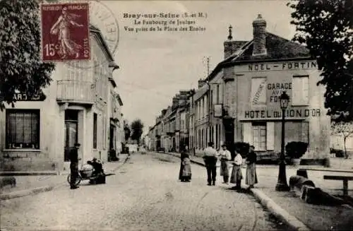 Ak Bray sur Seine Seine et Marne, Faubourg de Jaulnes, Place des Ecoles, Hotel du Lion D'or