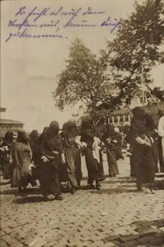 Foto Ak Istanbul Türkei, Frauen in Abayas