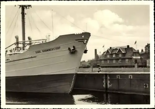 Foto Ak Frachtschiff Karl Grammerstorf im Hafen, Reedereigebäude