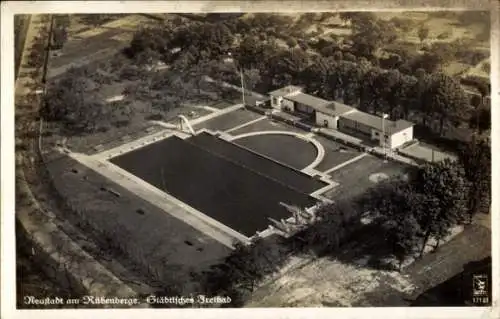 Ak Neustadt am Rübenberge, Städtisches Freibad, Fliegeraufnahme