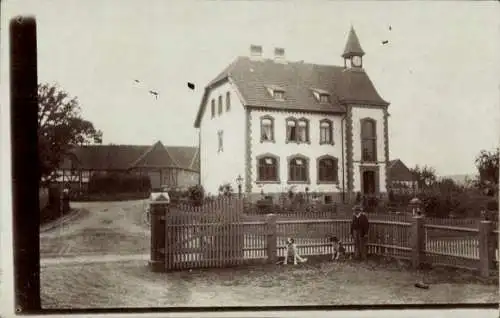 Foto Ak Großrhüden Rhüden Seesen am Harz, Neue Schule, Mann mit Hunden
