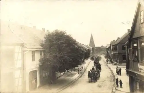 Foto Ak Wollerstorf Wittingen in Niedersachsen, Straßenpartie mit Kutschen