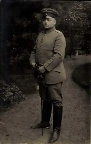 Foto Ak Deutscher Soldat in Uniform, Standportrait