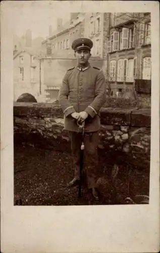 Foto Ak Deutscher Soldat in Uniform, Standportrait, I WK