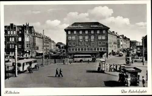 Ak Hildesheim in Niedersachsen, Bahnhofsplatz, Kiosk, Busse, Litfaßsäule, Uhr, Bahnhofshotel, Autos