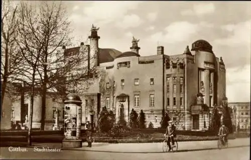 Ak Cottbus Brandenburg, Blick auf das Stadttheater, Litfaßsäule, Fahrradfahrer