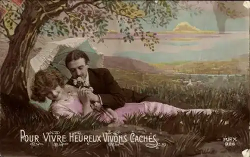 Ak Liebespaar am Baum, Wiese, Blumen, Sonnenschirm