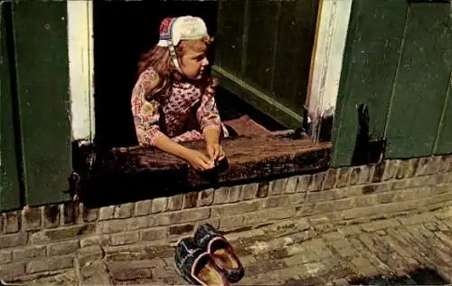 Ak Marken Nordholland Niederlande, Mädchen in niederländischer Tracht am Fenster