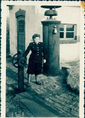 Foto Ak Sandersleben in Anhalt, Frau, Standportrait, Zugrad