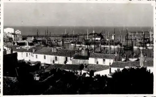 Ak Île d’Yeu Vendée, Blick über Dächer auf Hafen