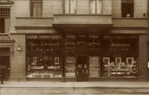 Foto Ak Verkäuferinnen vor einer Buchhandlung, Papier- und Schreibwaren, Buchdruckerei W. Franken