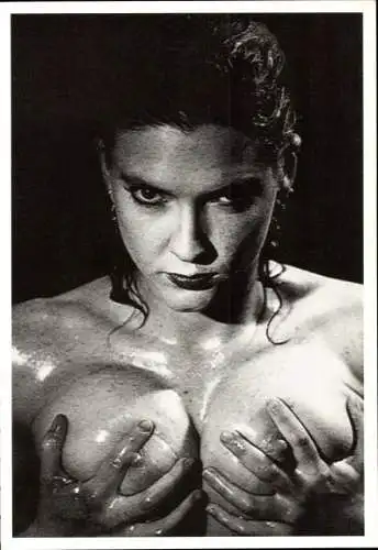 Ak Fotograf Richard Kern, Frau hält ihre Brüste, Busen