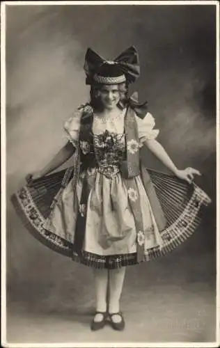 Foto Ak Tänzerin in Volkstracht, Portrait