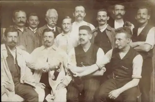 Foto Ak Männer, Gruppenfoto, Bier