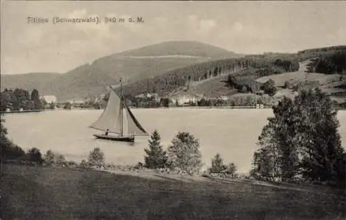 Ak Titisee Neustadt im Breisgau Hochschwarzwald, Wasserpartie, Segelboot