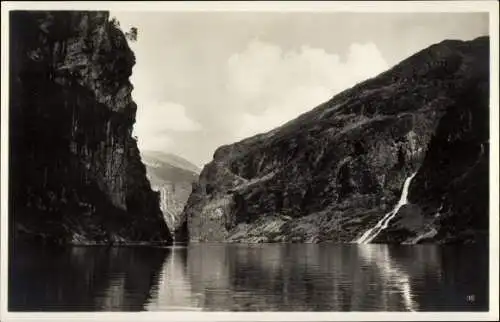 Ak Norwegen, Partie im Geirangerfjord, Felsen, Wasserfall