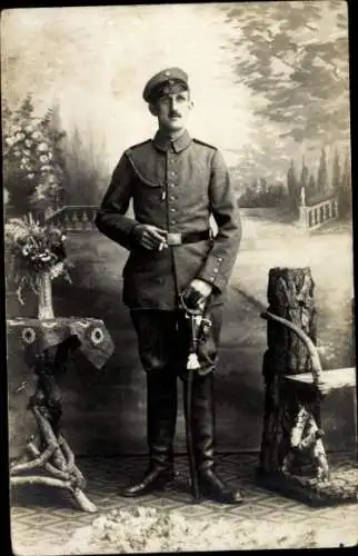 Foto Ak Deutscher Soldat in Uniform, Standportrait, Säbel, Schützenschnur,  I WK