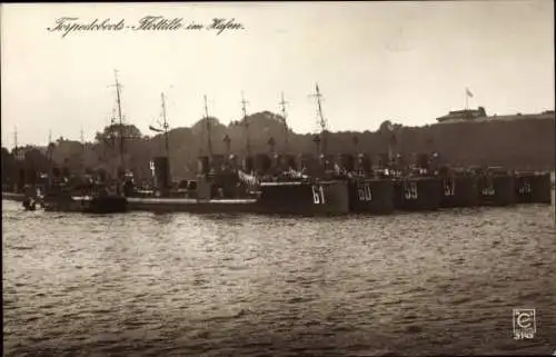 Ak Deutsche Kriegsschiffe, Torpedobootsflottille im Hafen, 61, 60, 59, 57, 58, 56, Kaiserl. Marine