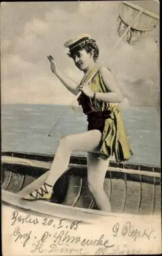 Ak Frau im Badeanzug mit Kescher im Ruderboot