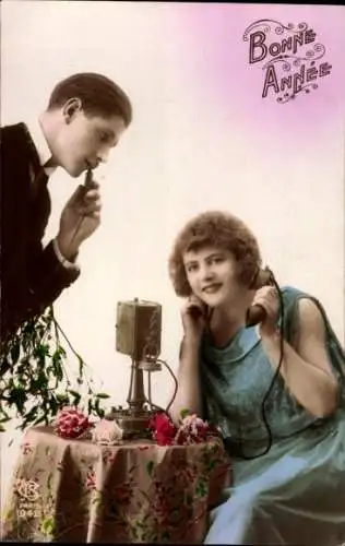 Ak Glückwunsch Neujahr, Frau und Mann am Telefonieren, Telefon