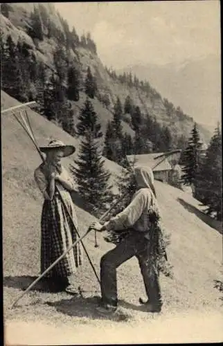 Ak Bauern in schweizerischen Trachten, Harken