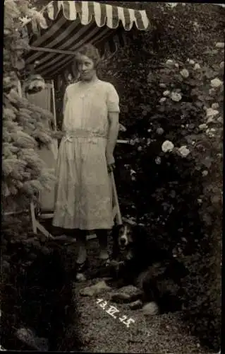 Foto Ak Frau in weißem Kleid, Garten, Rosen
