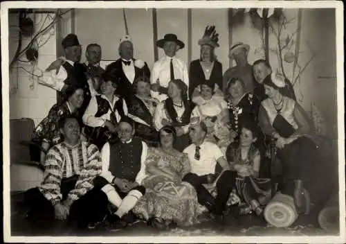 Foto Karneval, Festgesellschaft in Kostümen, Gruppenbild