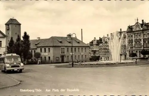 Foto Ak Eisenberg in Thüringen, Platz der Republik, Bus, Springbrunnen