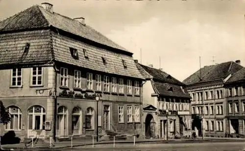 Ak Neustrelitz am Zierker See, HO-Café am Markt