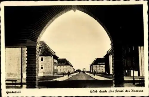 Ak Glückstadt an der Elbe, Kaserne, Blick durch das Portal